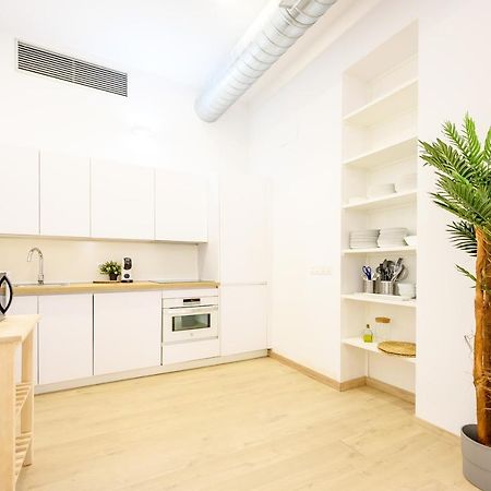 Modern 3 Bedroom, City Center With Patio & High Ceilings By 10Tosea مالقة المظهر الخارجي الصورة