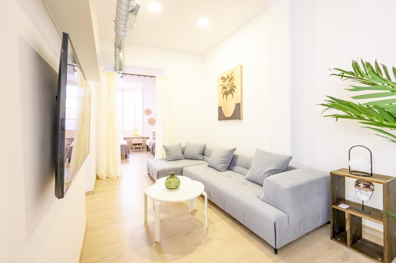 Modern 3 Bedroom, City Center With Patio & High Ceilings By 10Tosea مالقة المظهر الخارجي الصورة