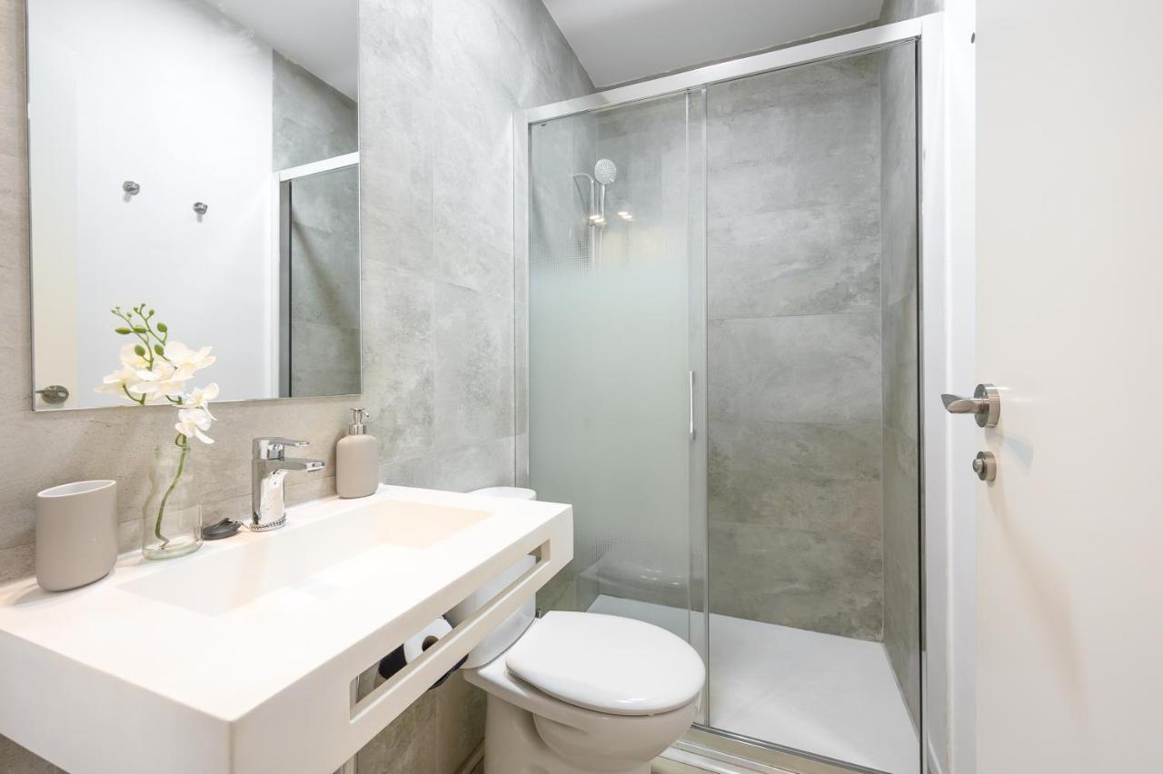 Modern 3 Bedroom, City Center With Patio & High Ceilings By 10Tosea مالقة المظهر الخارجي الصورة