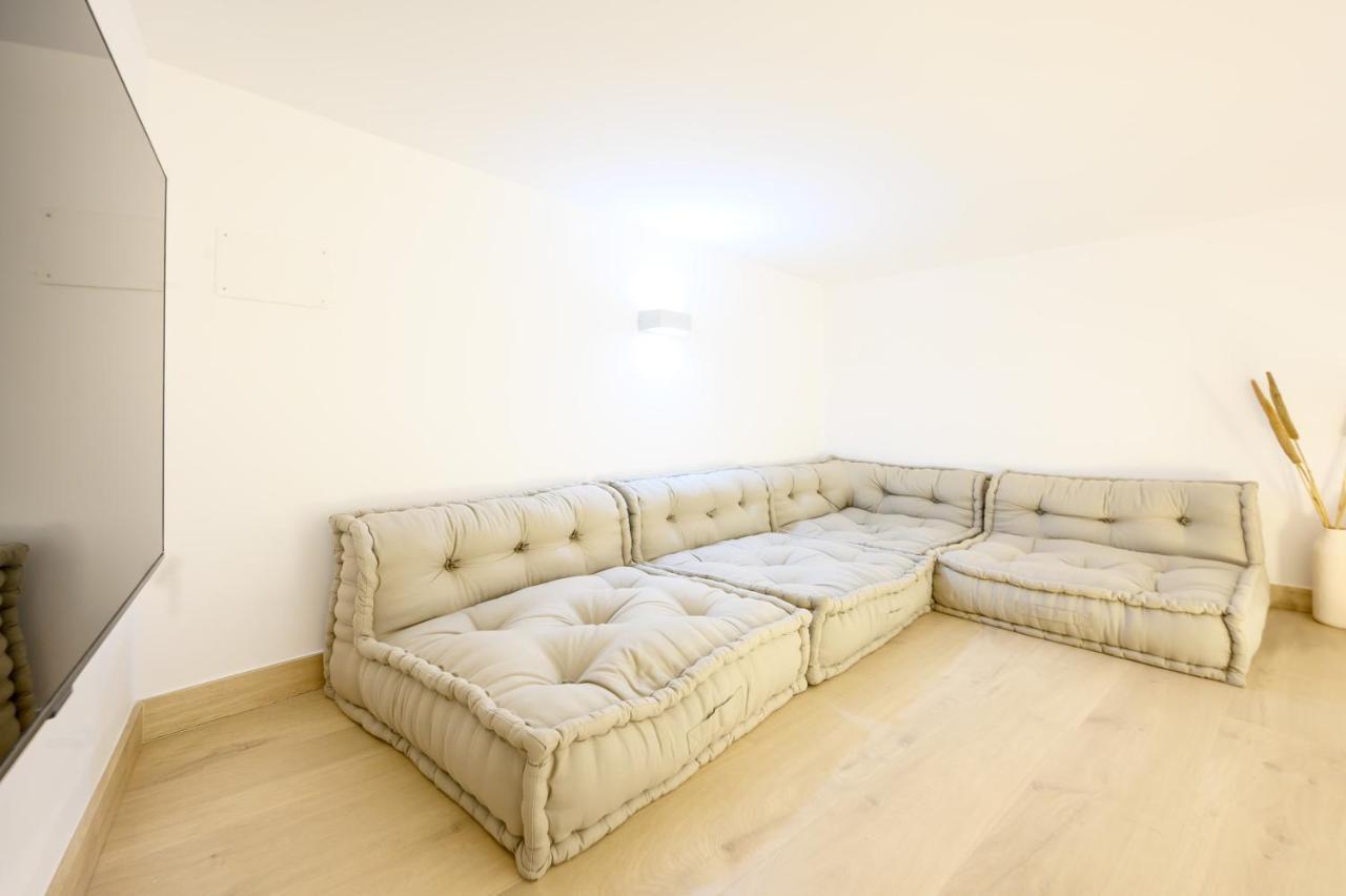 Modern 3 Bedroom, City Center With Patio & High Ceilings By 10Tosea مالقة المظهر الخارجي الصورة