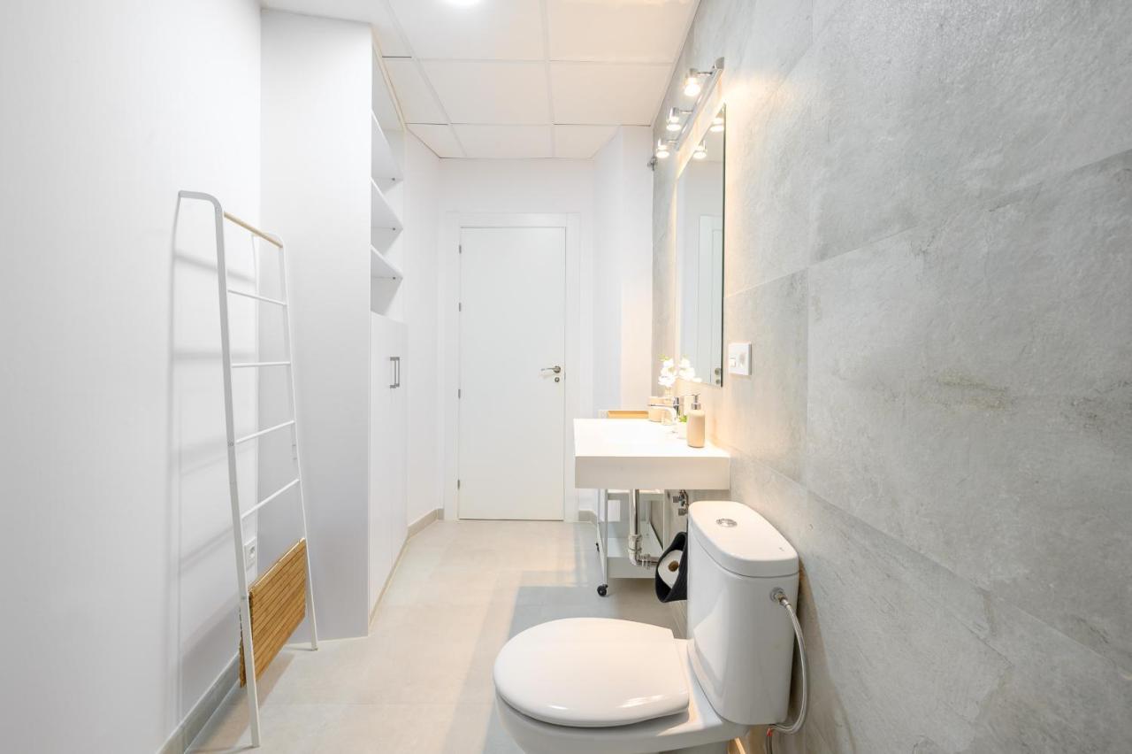 Modern 3 Bedroom, City Center With Patio & High Ceilings By 10Tosea مالقة المظهر الخارجي الصورة