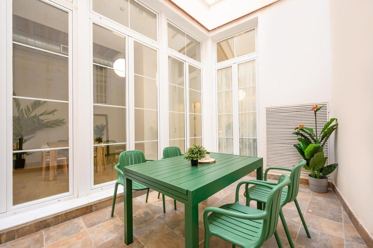 Modern 3 Bedroom, City Center With Patio & High Ceilings By 10Tosea مالقة المظهر الخارجي الصورة
